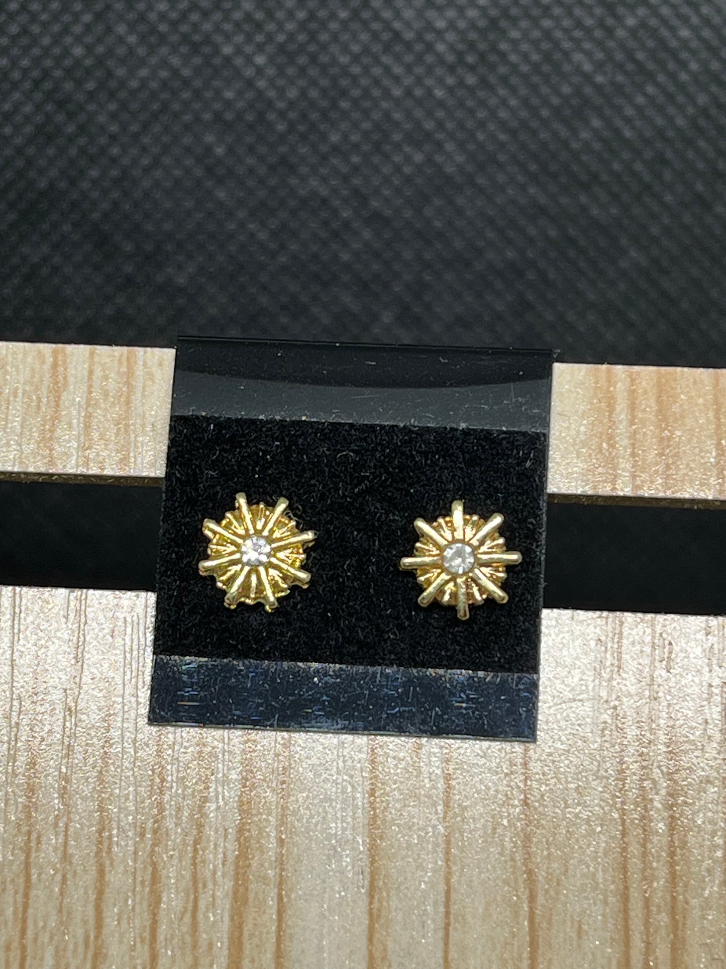 Gold sunburst stud earrings E875