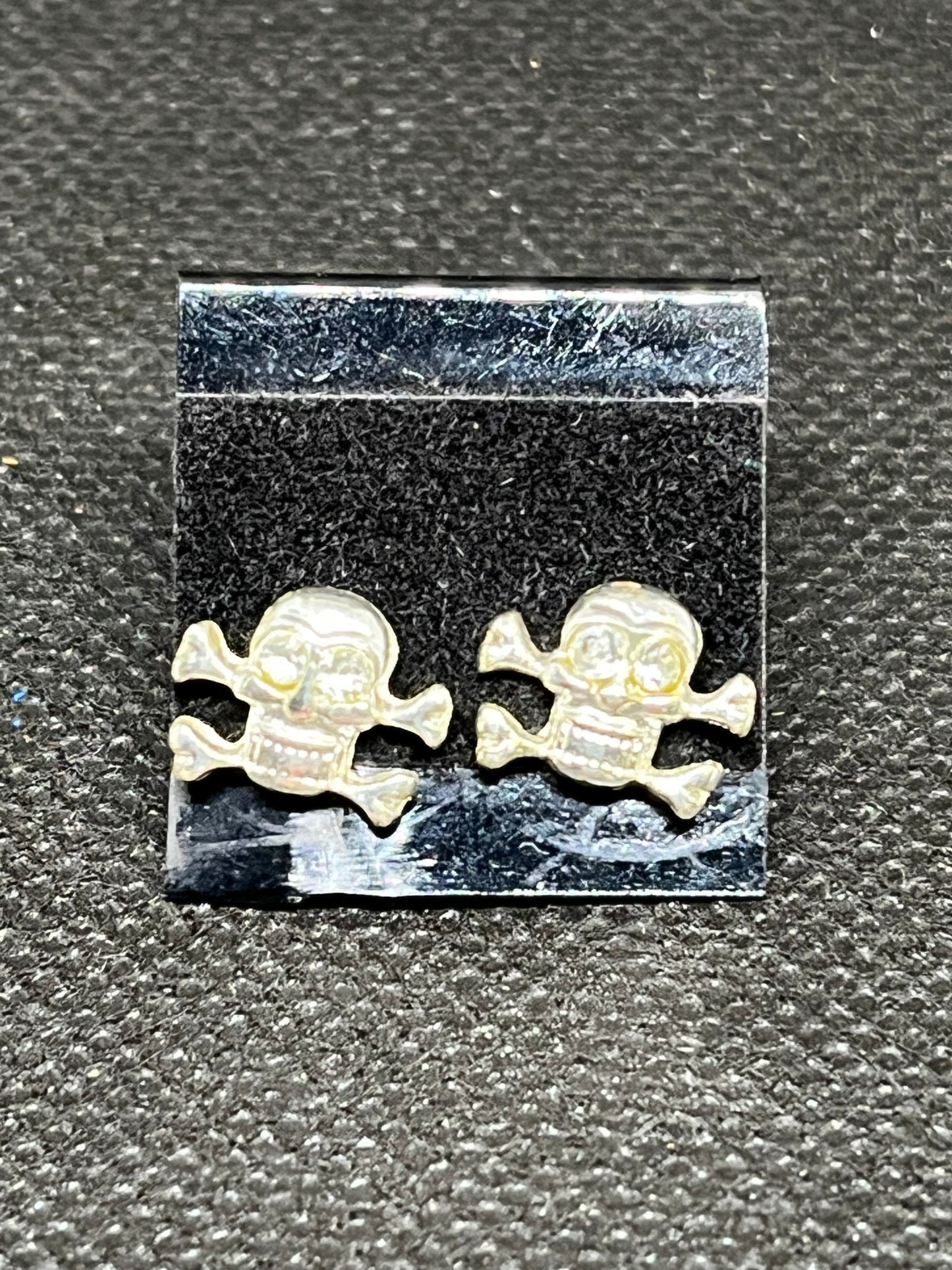 Skull and crossbones earrings H226