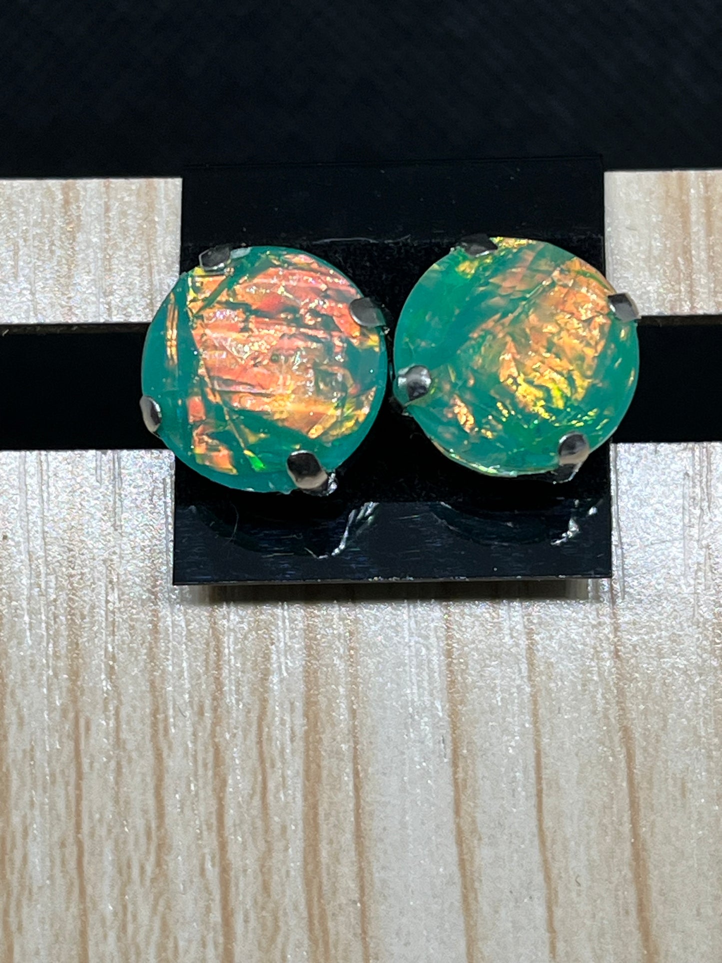 Iridescent green stud E866