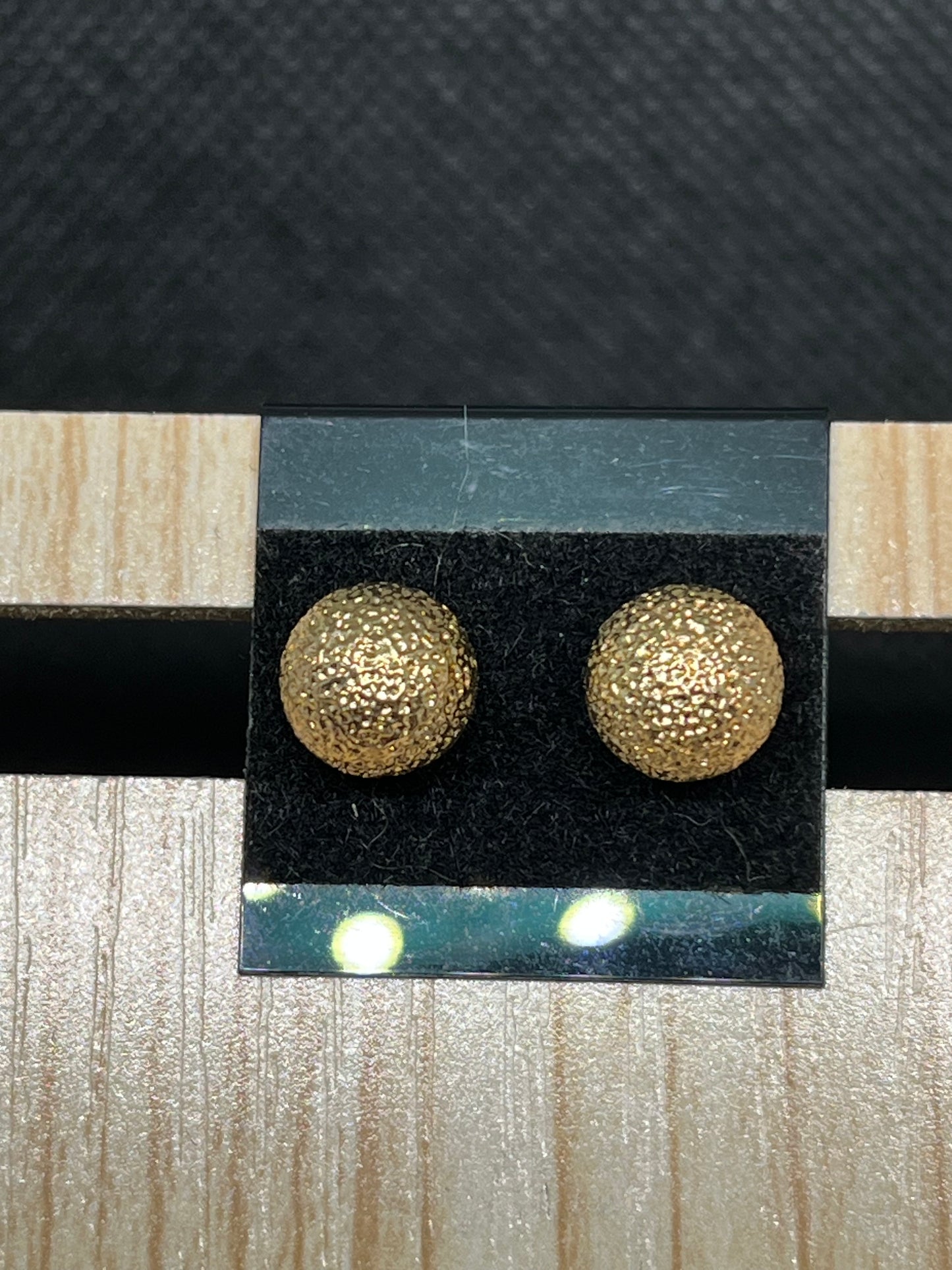 Gold ball stud earrings E872