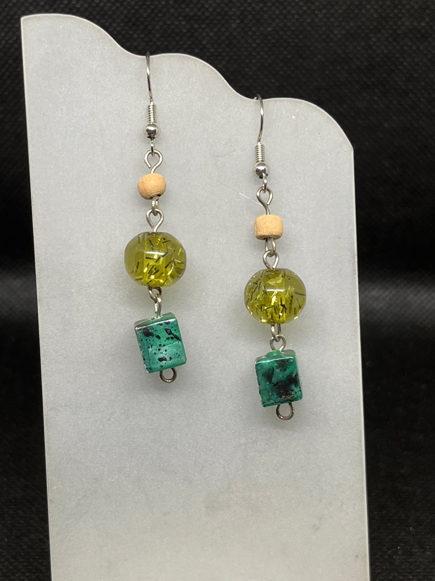 Green dangle earrings E920