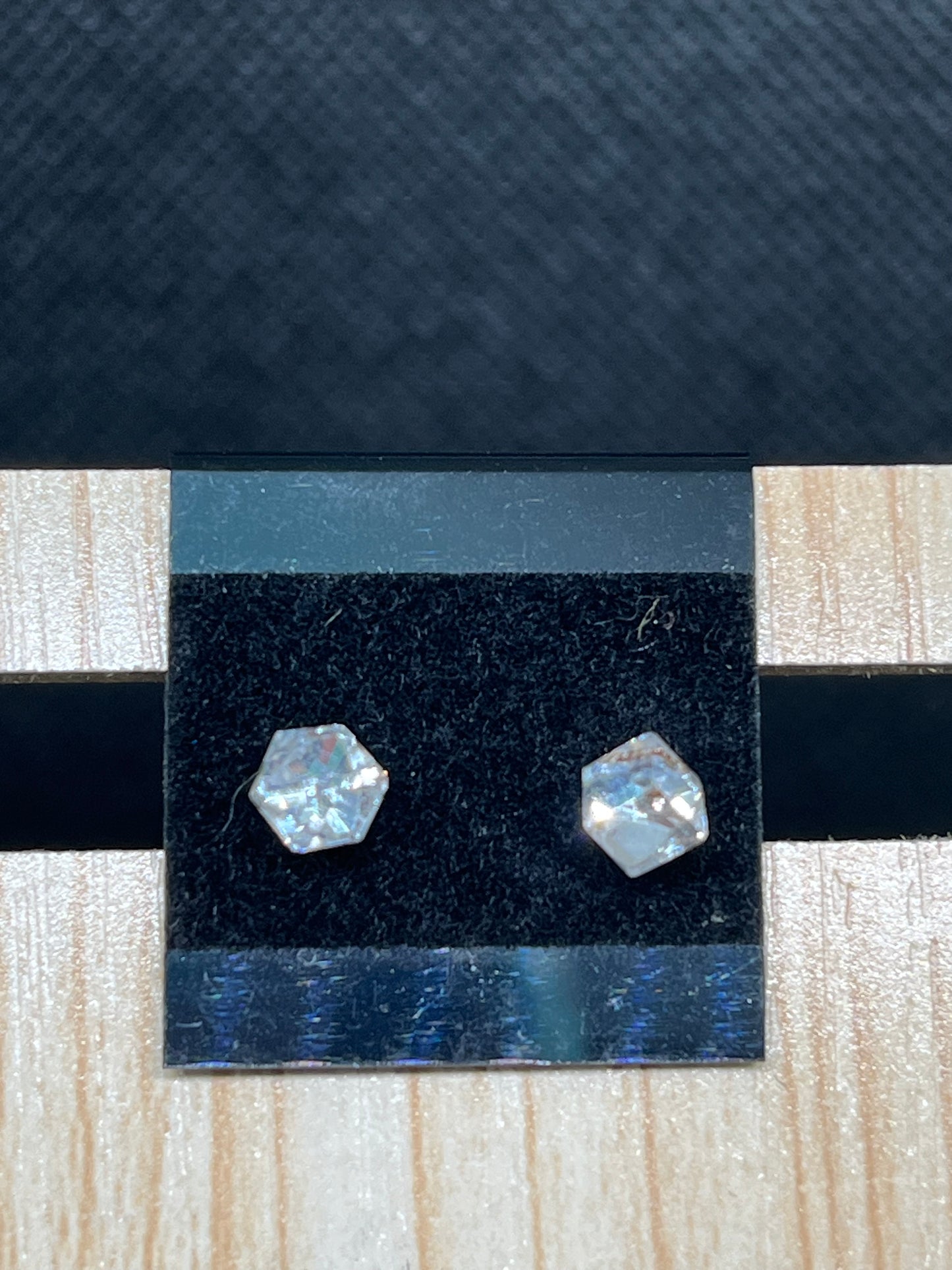 Gem cube stud earrings E894