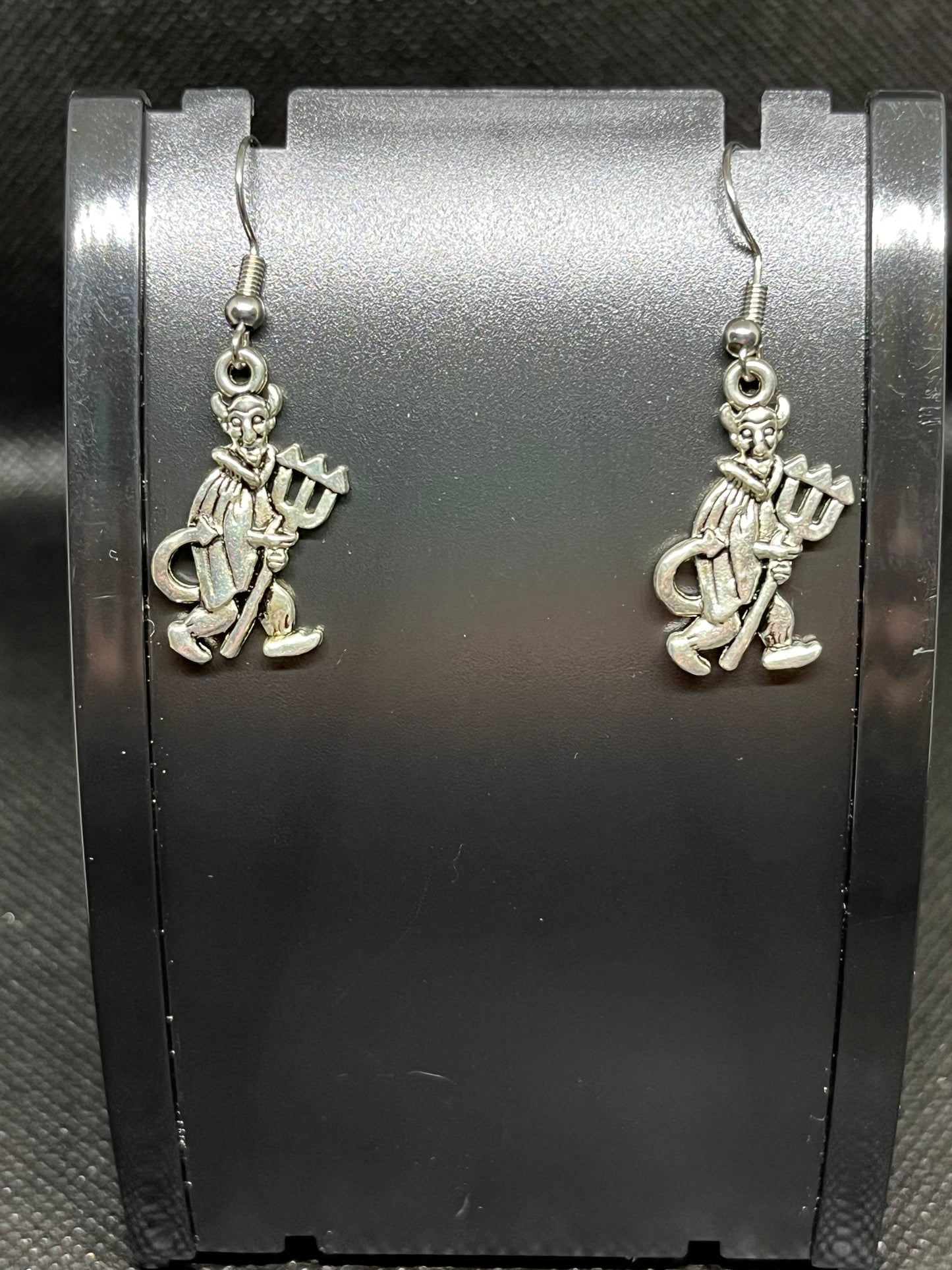 Devil walking earrings H114