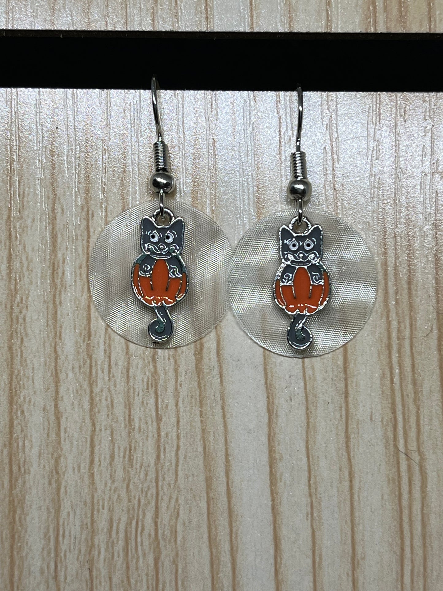 Cat on a pumpkin earrings H209