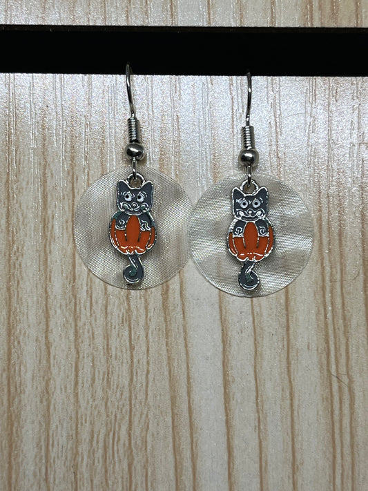 Cat on a pumpkin earrings H209