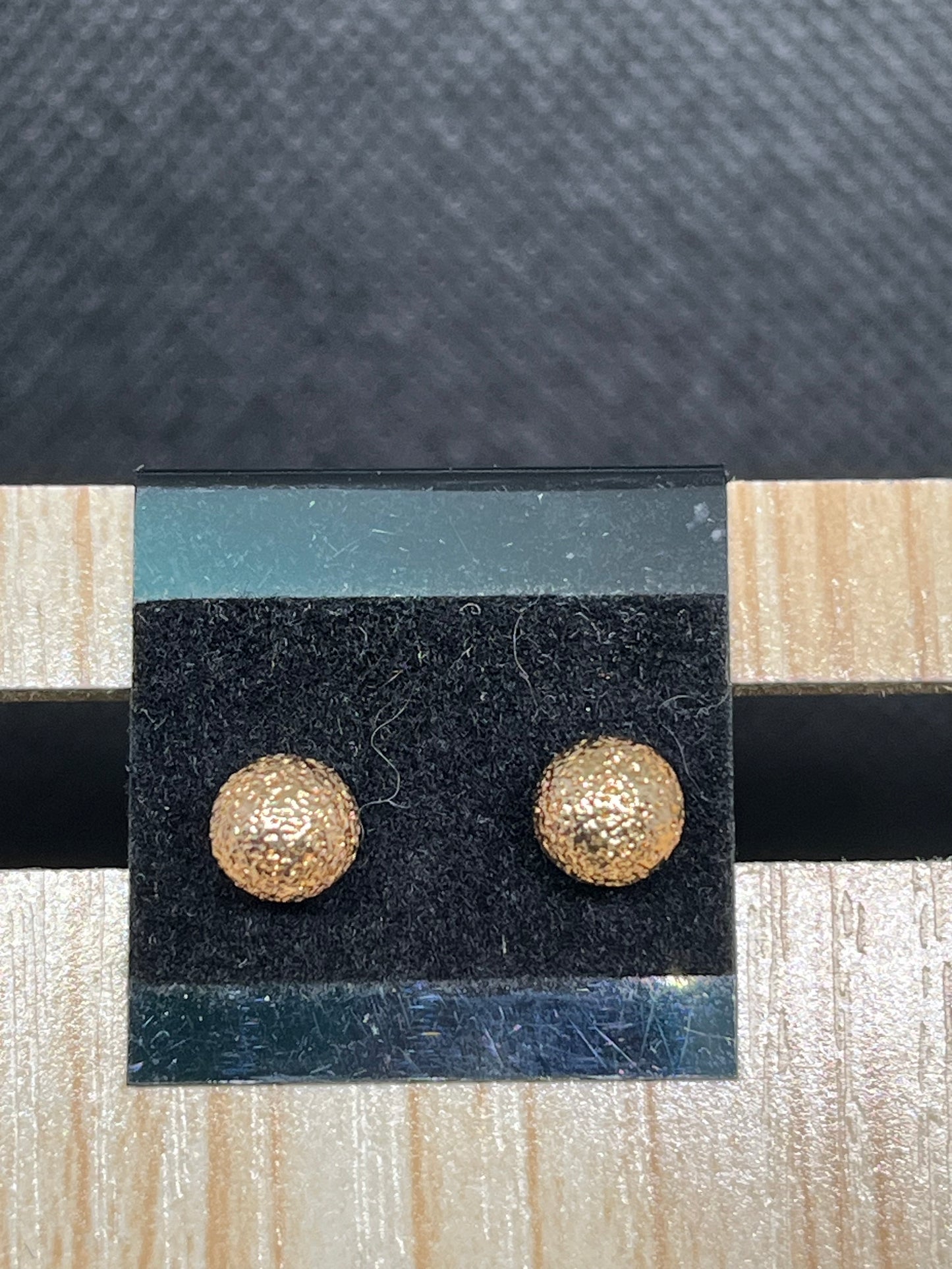 Gold ball stud earrings E873