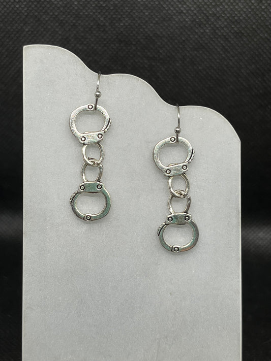 Handcuff earrings E804