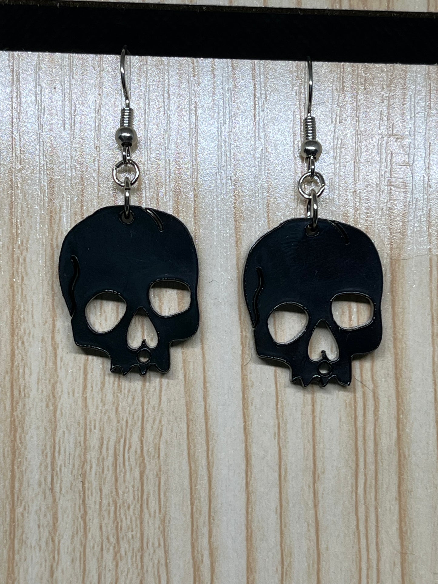 Small black skull earrings H82