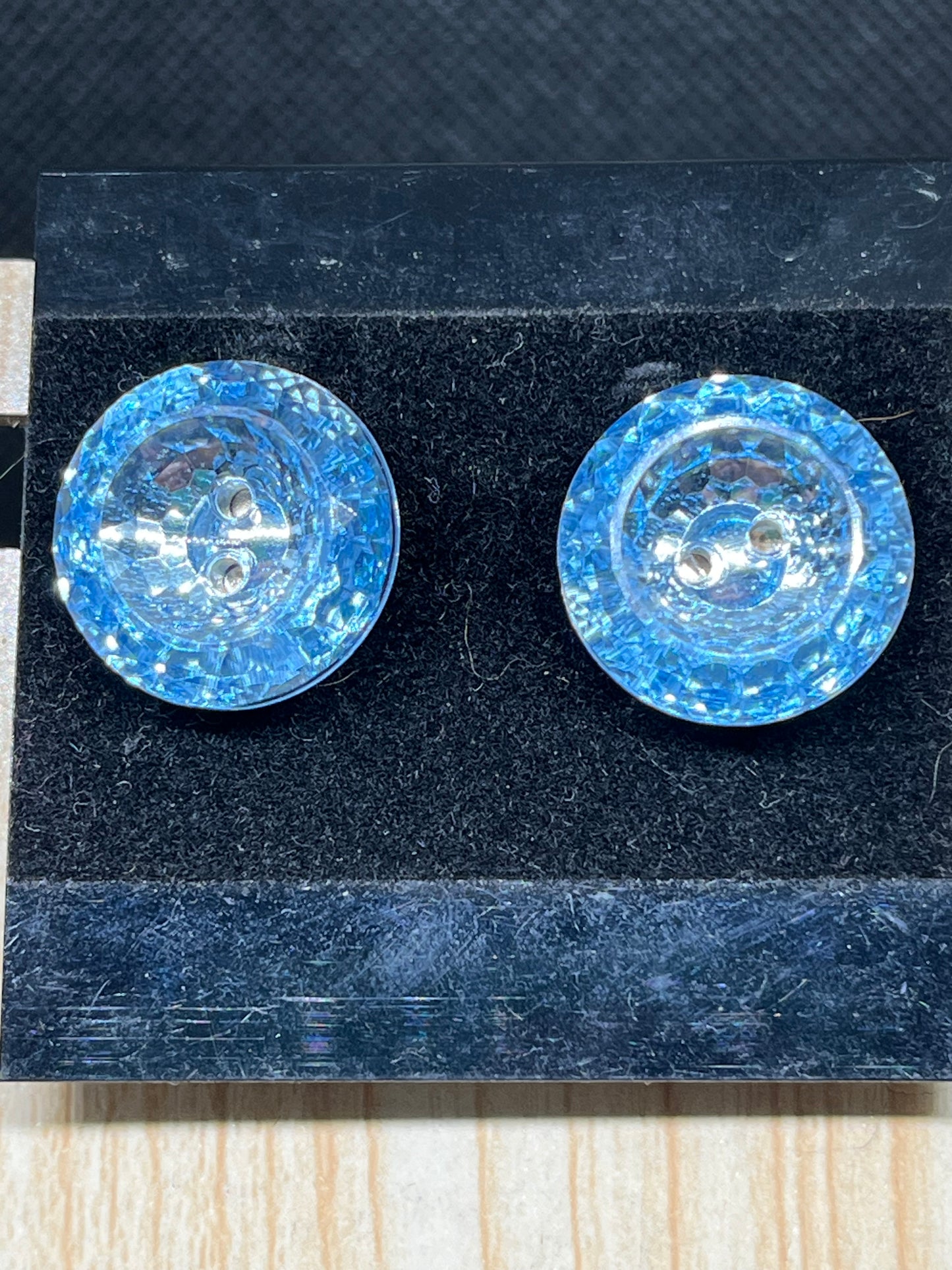 Stud earrings E710