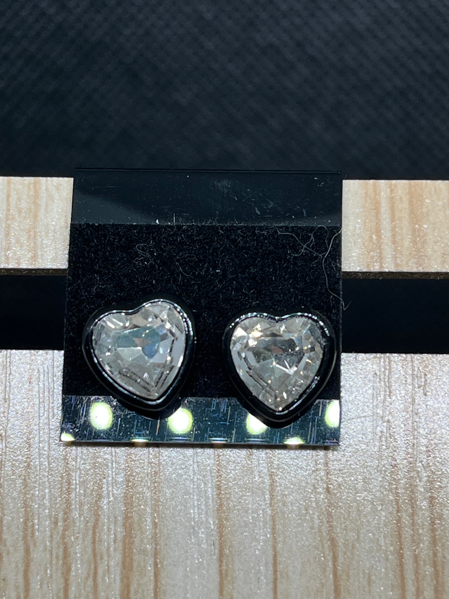 Black rimmed heart gem stud earrings E892