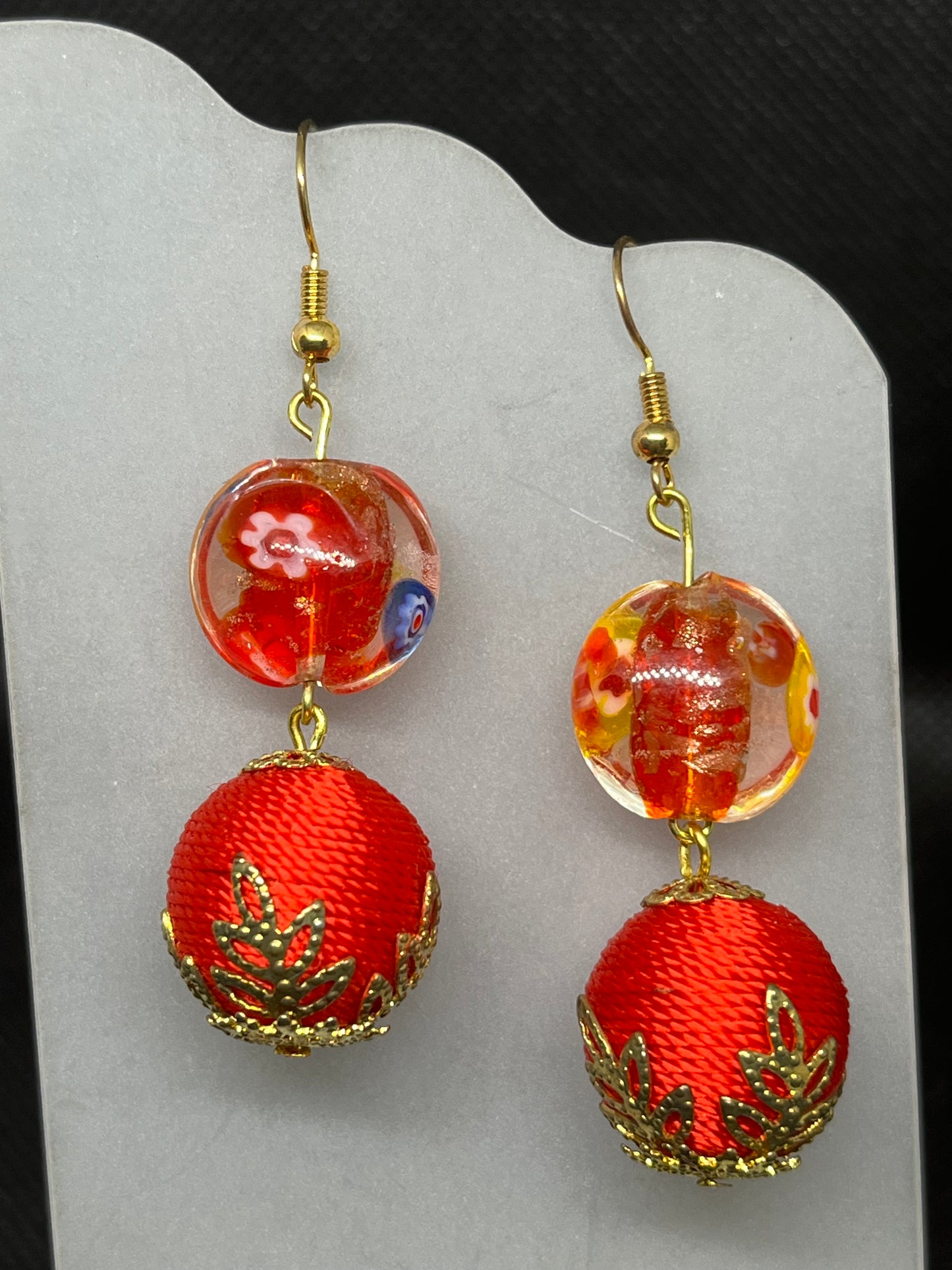 Red flower covered bead dangle earrings E794