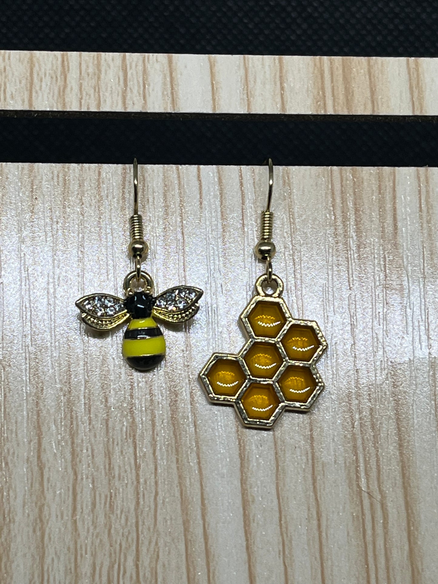 Bee and comb earrings E284