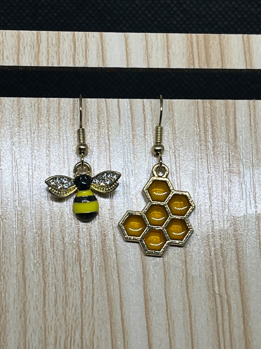 Bee and comb earrings E284