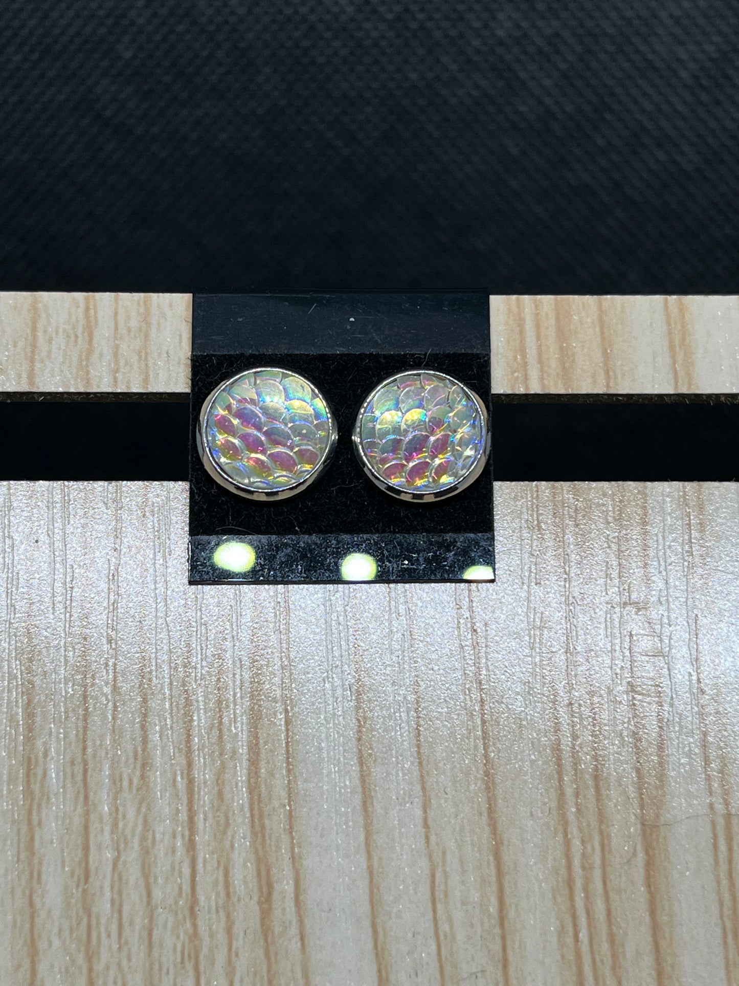 Iridescent white scale stud earrings E860￼