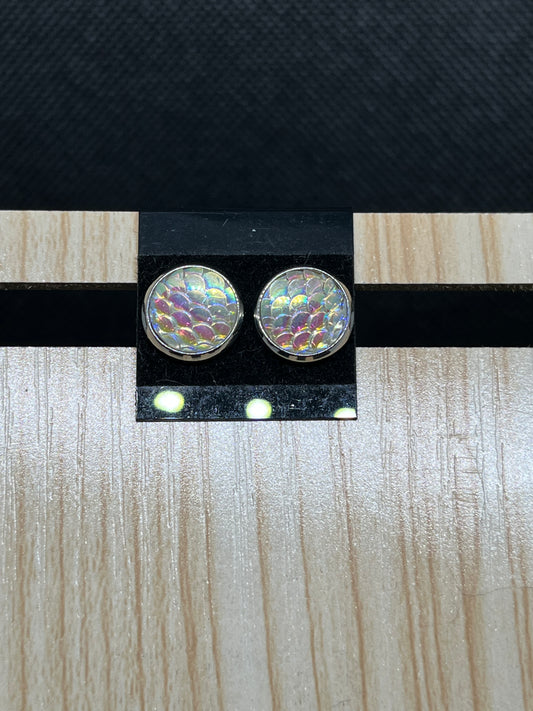 Iridescent white scale stud earrings E860￼