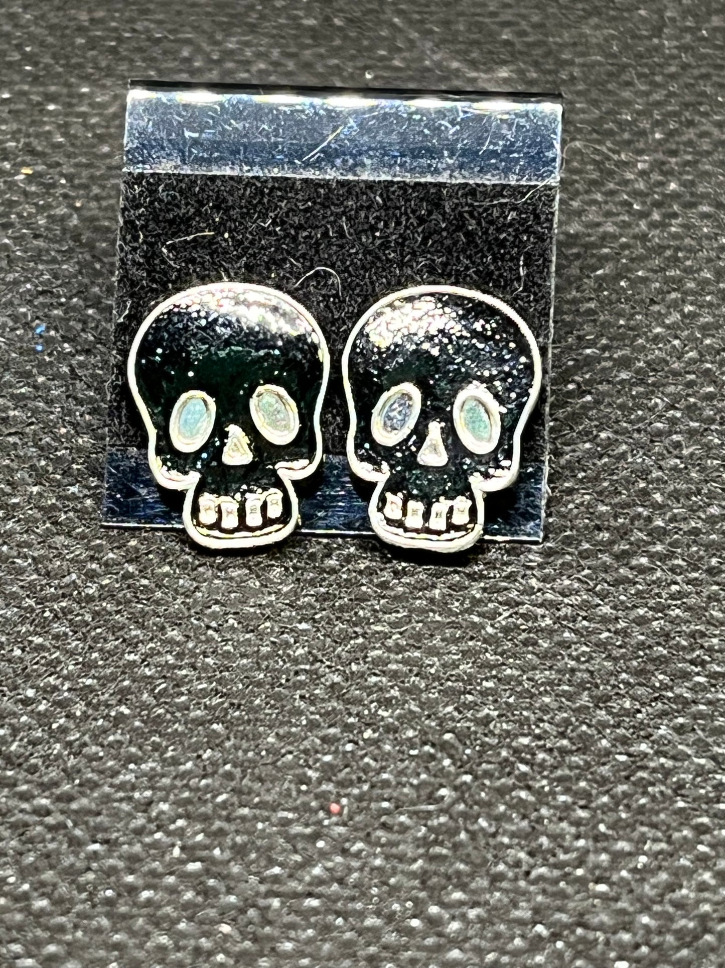 Black skull earrings H227
