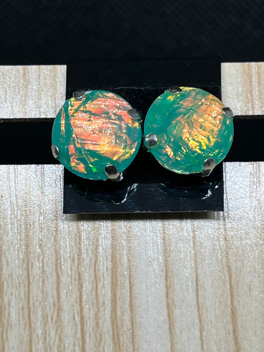 Iridescent green stud E866