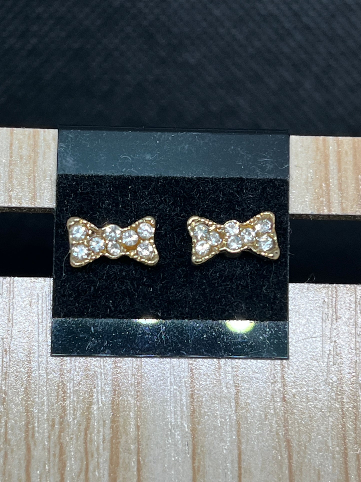 Gem bow stud earrings E880