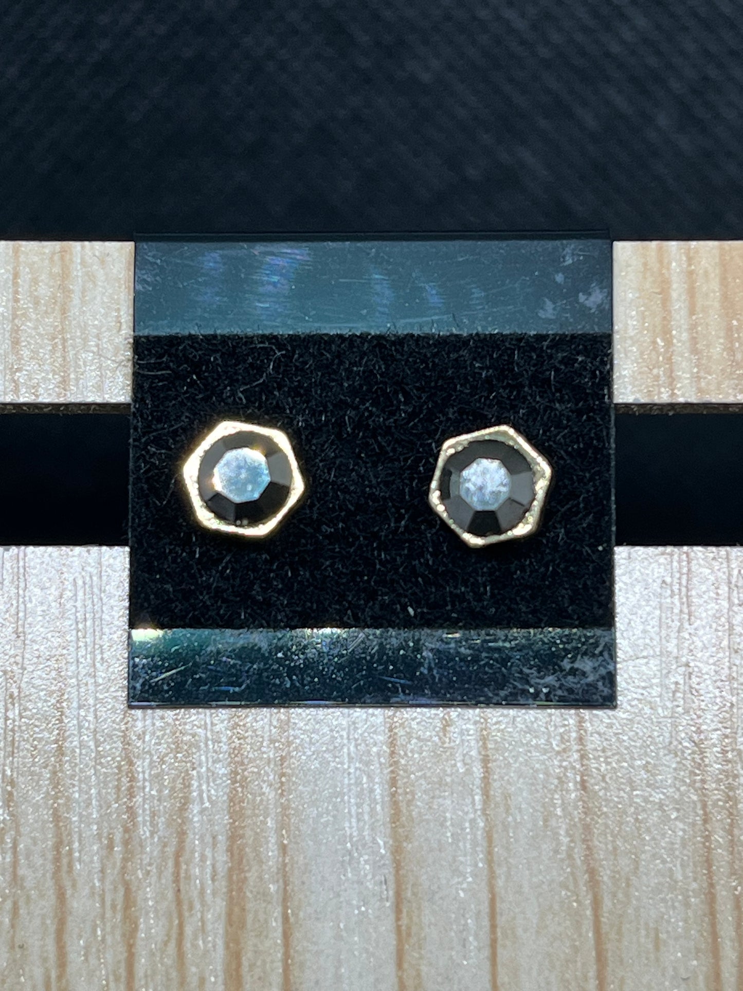 Black gem stud earrings E887
