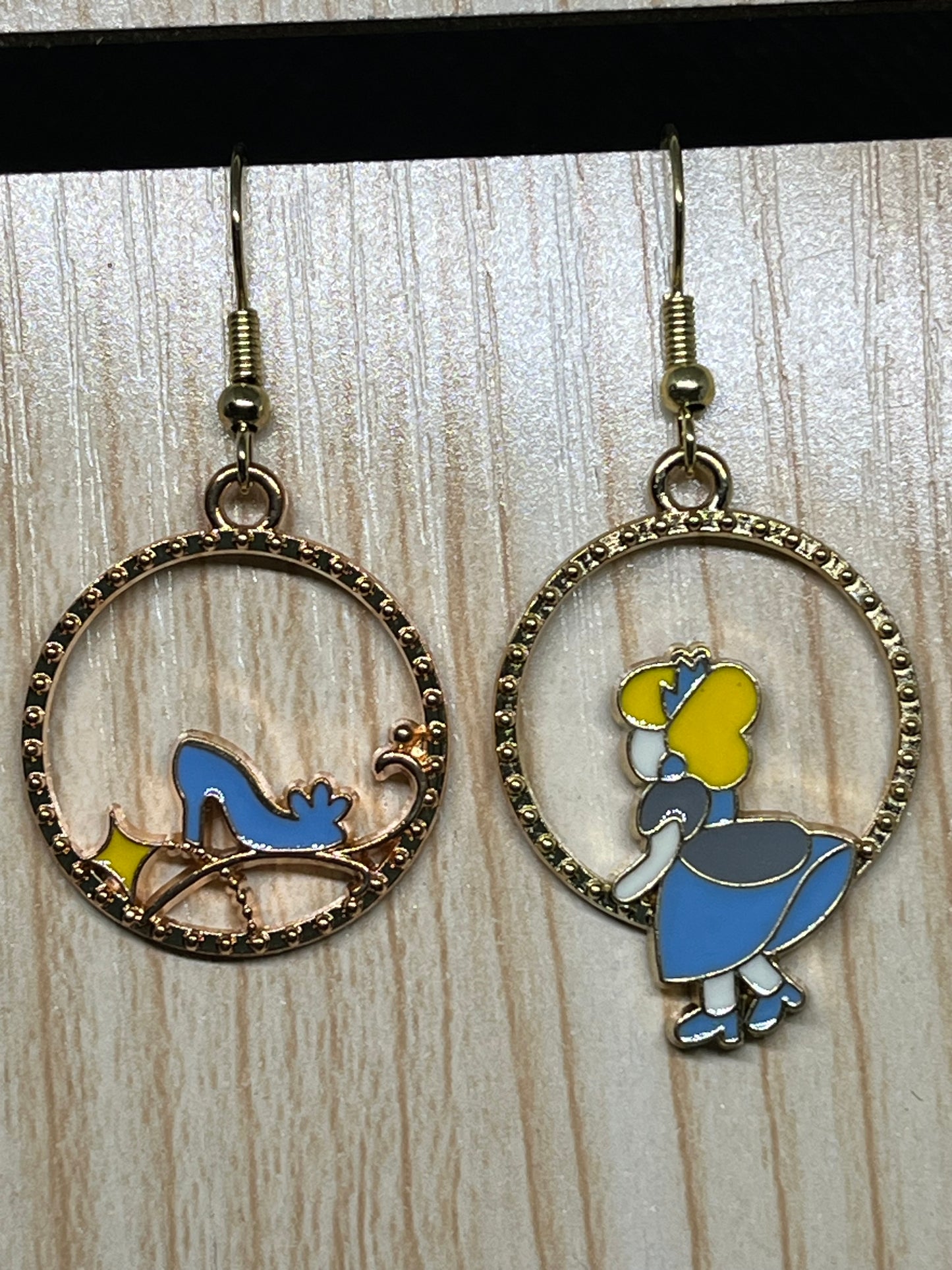 Character earrings E754