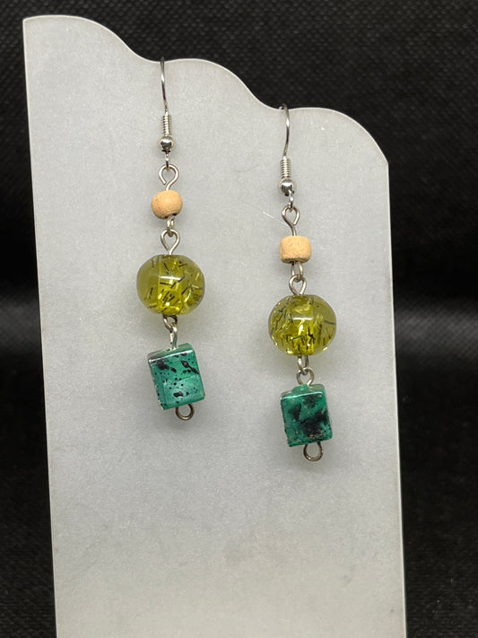 Green dangle earrings E920