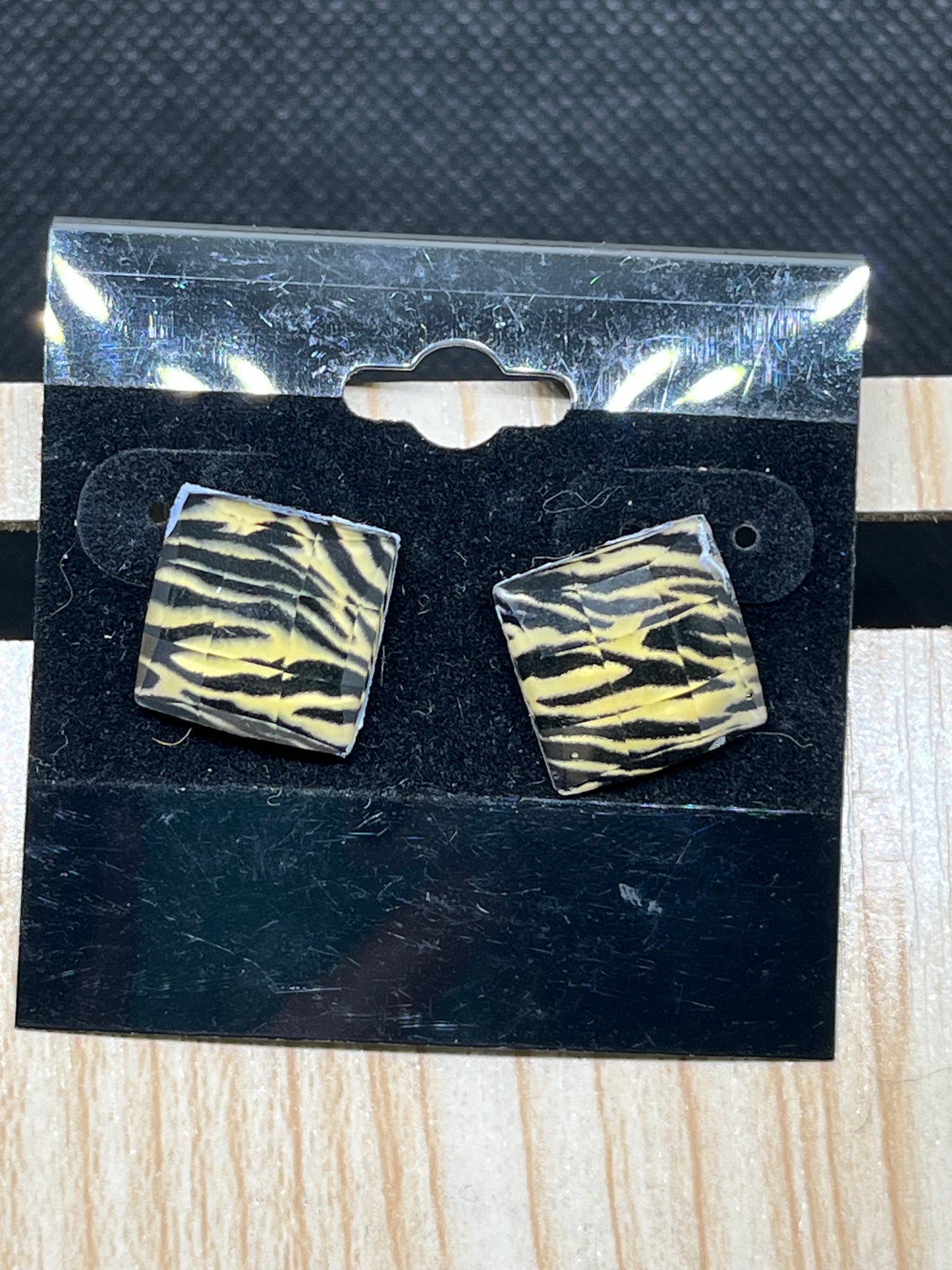 Stud earrings E714