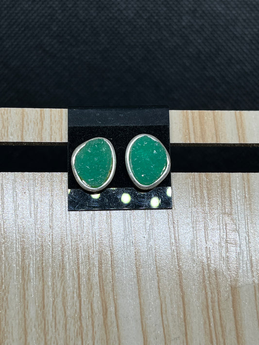 Green stud earrings E859