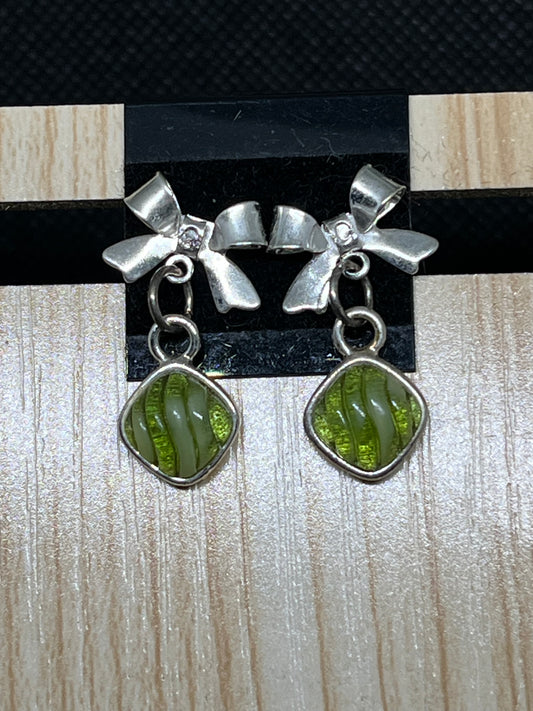 Silver bow stud with green charm earrings E852