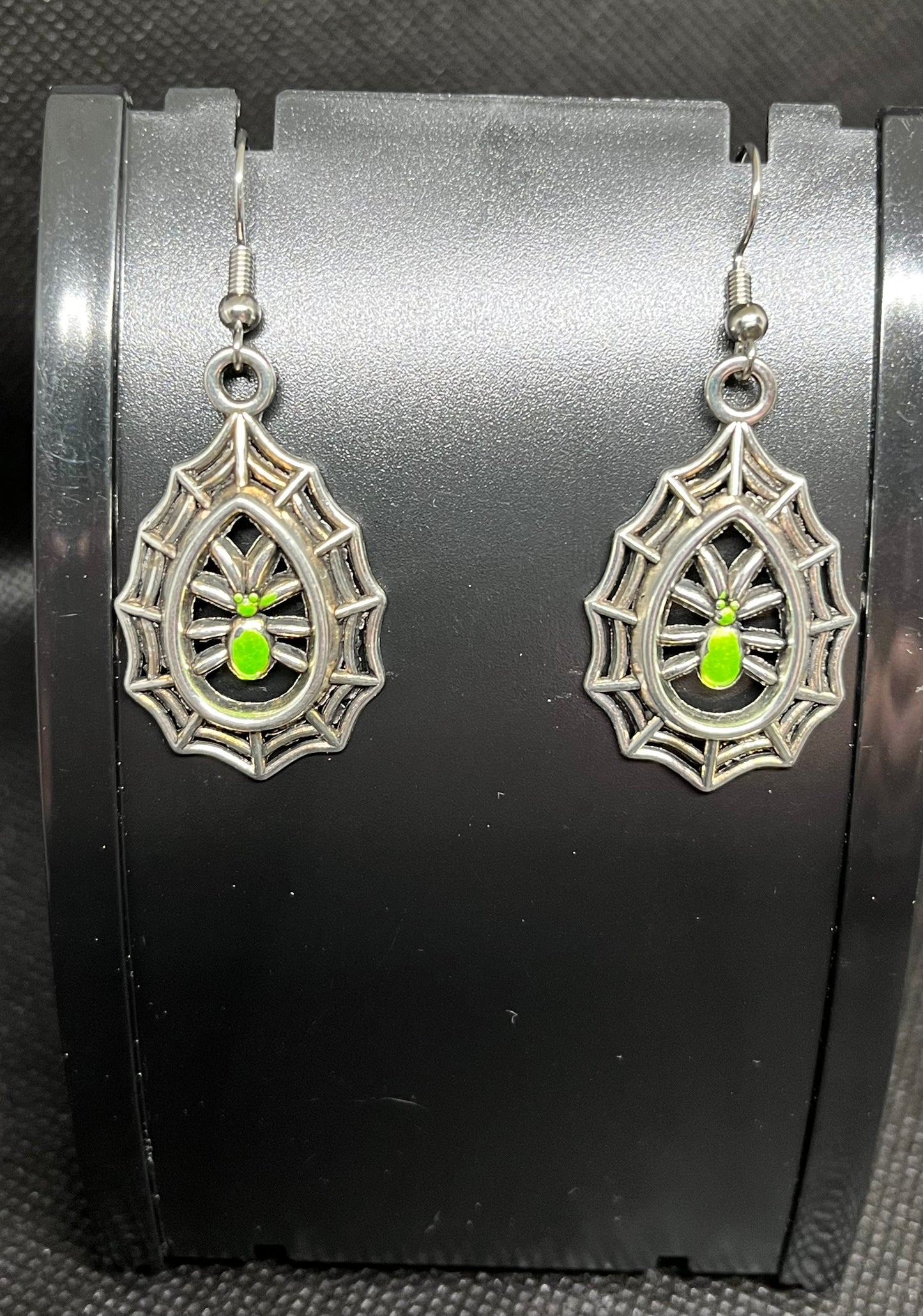 Spider in web earrings H37