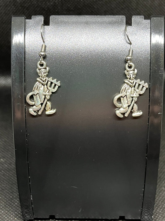 Devil walking earrings H114
